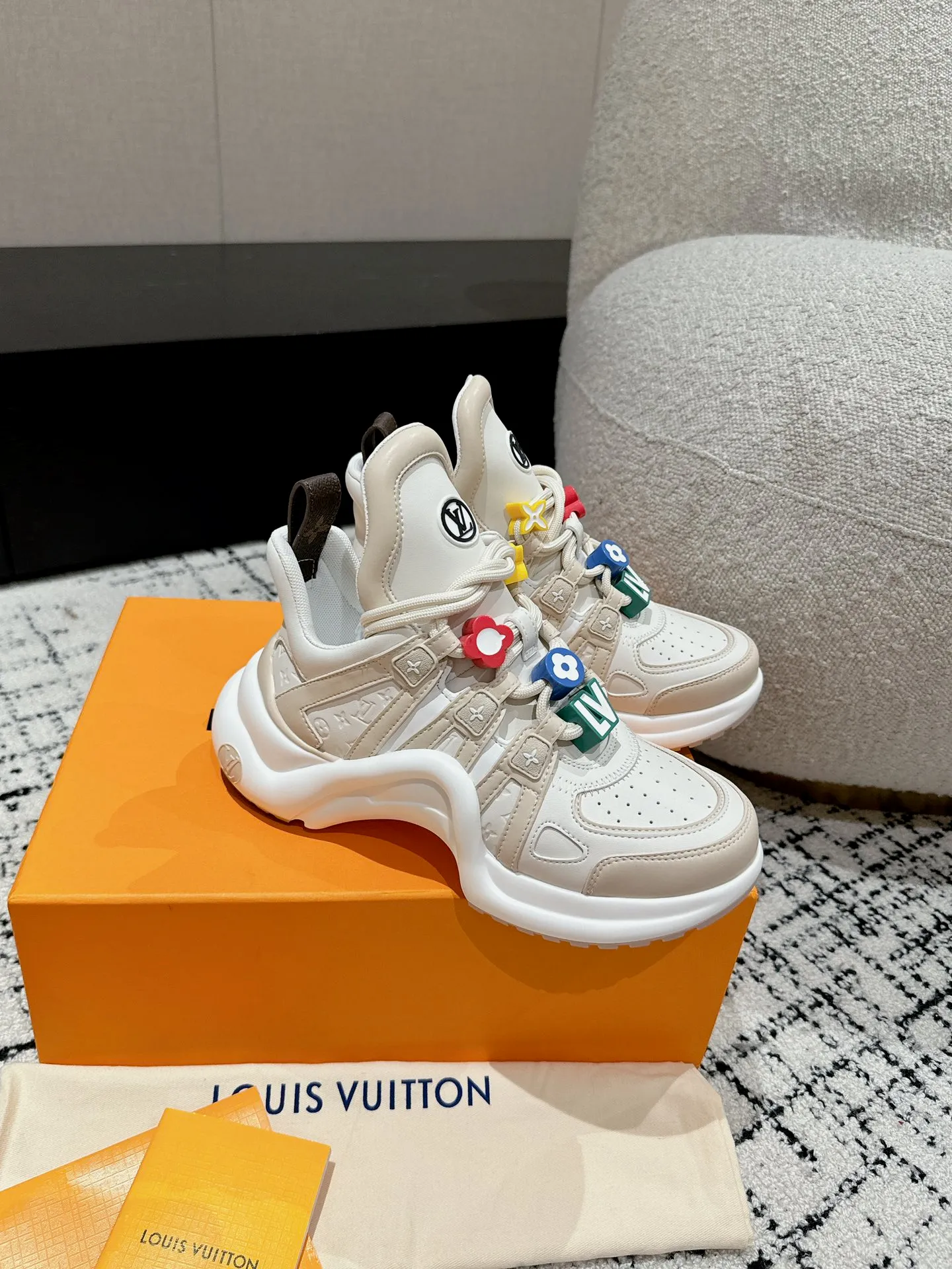👟👟Ex-factory price 720👟👟 Top version Louis Vuiton·Louis Vuitton 24/ New Chinese Valentine's Day limited edition LV Archlight series arch sole dad shoes casual thick-soled lace-up sneakers Top version 🔝Buy the original version, develop and make goods👍🏻 This LV dad shoe features an eye-catching wavy sole and large tongue. It is equipped with a sporty super-elastic running shoe style rubber outsole, which is very eye-catching. It is also combined with a soft and elastic upper made of a variety of high-tech fabrics, making the upper foot comfortable and soft! ...